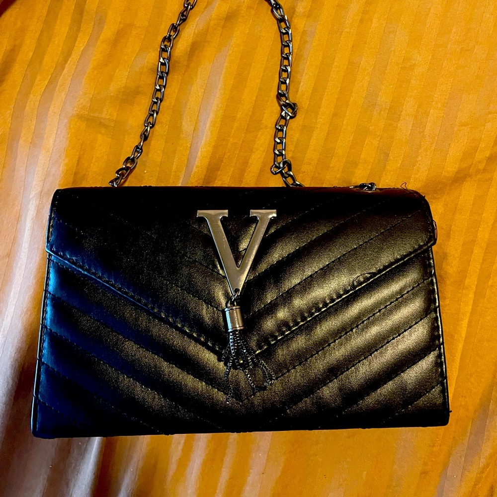 Brand new fashionable black purse with chain
